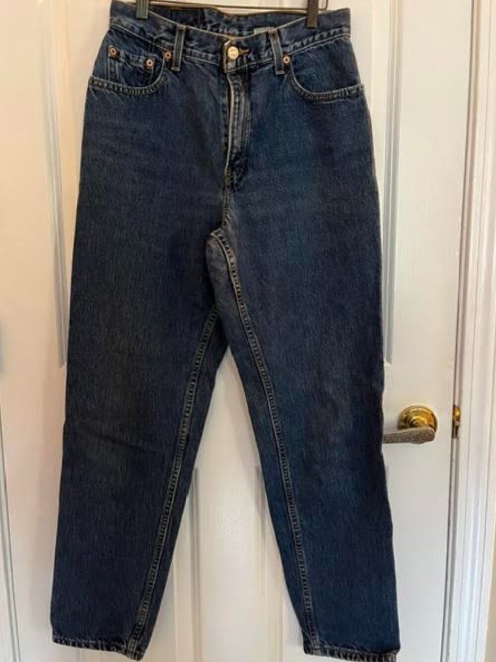 Levi's 550 relaxed fit, tapered leg. Size M